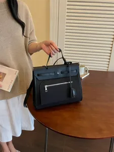 Stijlvolle zwarte canvas handtas voor dames met handvat en grote capaciteit voor werk.