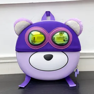 Detailansicht des lila Cartoon EVA Kinderrucksacks mit Bärenohren und Pilotenbrillen-Design.