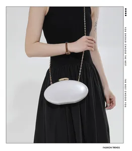 Borsa pochette ovale in acrilico con catena ideale per feste serali estive eleganti.