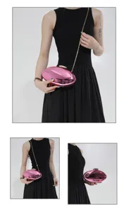 Vista di dettaglio della borsa pochette ovale in acrilico rosa lucido con elegante catena.