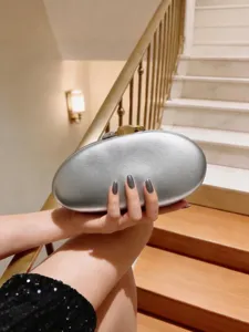 Ασημένια μεταλλική οβάλ τσάντα βραδινή clutch για γυναίκες, κομψή τσάντα πάρτι.