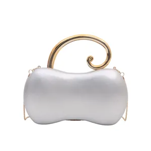 Borsa da sera in ecopelle argentata con manico dorato riccio e catena raffinata da donna.