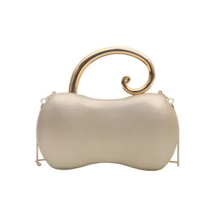 Elegante borsa da sera in pelle PU dorata a forma di arachide con manico e catena.
