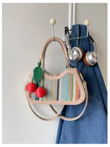 Sac a bandouliere en paille tisse pour femme vacances d'ete plage avec pendentif cerise chic.