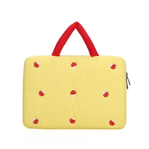 Koreanischer Stil gesteppte Laptoptasche Detail, süßes besticktes Pilzmuster auf gelbem Stoff.