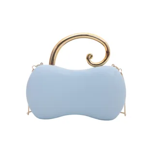 Borsa da sera azzurra a forma di caramella con manico in metallo dorato e tracolla a catena.