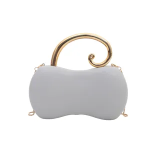 Borsa da sera chic in ecopelle grigia a forma di arachide con manico dorato e catena.