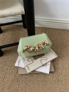 Grüne Acryl Clutch Tasche mit Goldkette und luxuriösem Metallfinger Dekor für Damen.