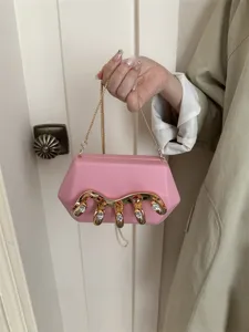 Elegante rosa Acryl Clutch Handtasche mit goldener Kette und funkelnden Strasssteinen.