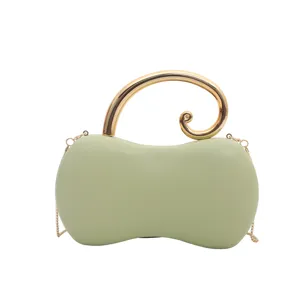 Dettaglio borsa in pelle PU verde chiaro, manico dorato creativo e tracolla a catena.