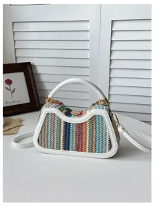 Vue détaillée d'un sac bandoulière en paille multicolore avec bordure en cuir blanc élégant.