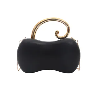 Borsa da sera nera in pelle PU con manico dorato unico e sottile tracolla a catena.