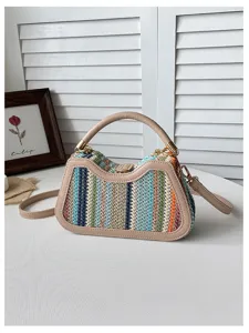 Sac bandoulière en paille tissée colorée d'été avec bordure en cuir pour les vacances.