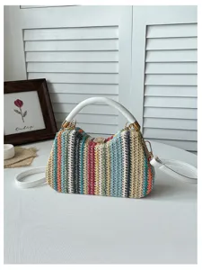 Sac à bandoulière en paille tressée colorée d'été avec poignée en cuir blanc pour vacances plage.