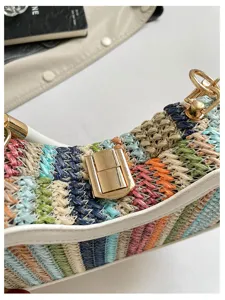 Détail de sac bandoulière en paille tressée colorée, style plage d'été avec fermoir métal.