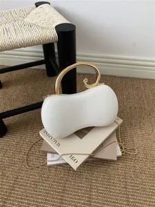 Elegante borsa a tracolla in pelle PU bianca a forma di arachide con manico e catena dorati.