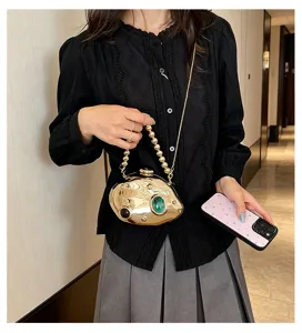 Primo piano dettagliato della borsa a tracolla da sera in acrilico metallico unico e chic.