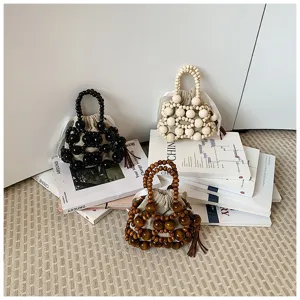 Bolso de mano de cuentas hecho a mano con bolsa interior con cordón y diseño elegante.