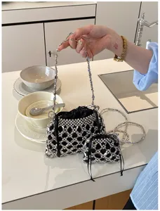 Handgemaakte kralen ketting schoudertas, elegant zwart trekkoord ontwerp met zilveren metalen mesh.