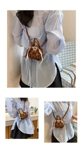 Mini bolso de cuentas de madera hecho a mano, bolso de hombro tejido, vista detallada.