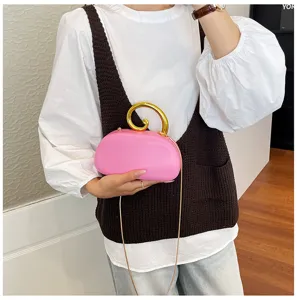 Ροζ ακρυλική τσάντα κουτί clutch με χρυσή σπαστή λαβή και αλυσίδα λεπτομερής όψη