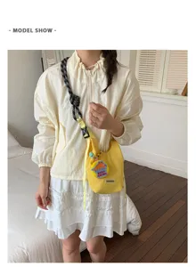 Piccola borsa a tracolla casual in tela con cinturino in corda e simpatico ciondolo.