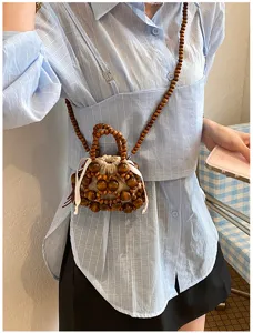 Bolso de mano miniatura de cuentas de madera detalle, elegante bolso cruzado de verano chic.