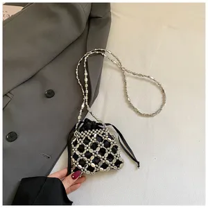 Handgemaakte kralen ketting crossbody tas voor dames, chique zwarte satijnen tas mode.