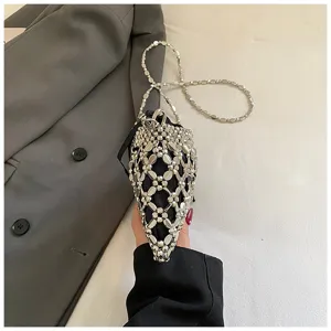 Handgemaakte kralen ketting tas detail, opvallend metalen ontwerp, stijlvolle schoudertas.