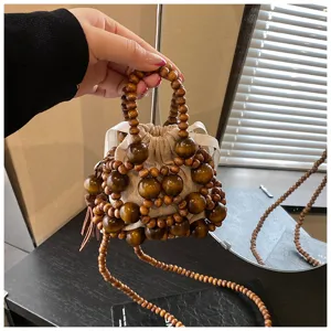 Detalle de bolso de mano con cuentas de madera hecho a mano que muestra textura y correa.