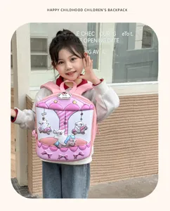 Rosa EVA Cartoon Kinder Rucksack Detailansicht mit süßem Karussell Hunde Design für den Kindergarten.