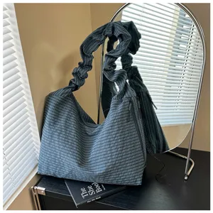 Borsa a tracolla a quadri verdi con pieghe grande capacità stile casual per donna.