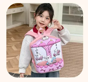 Detailaufnahme des süßen EVA Karussell Rucksacks für Kinder, schöne rosa Schultasche.