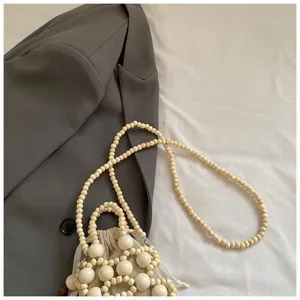 Detalle en primer plano del mini bolso de cuentas hecho a mano con cuentas acrílicas y forro.