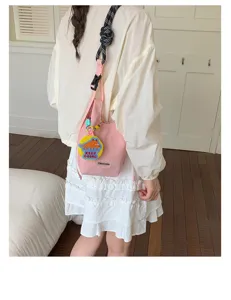 Dettaglio borsa porta borraccia in rete rosa, stile tracolla casual con cinturino.