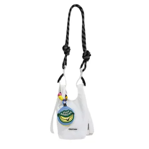 Borsa a tracolla in rete bianca per bottiglia con tracolla e bel ciondolo a banana.