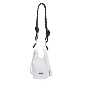 Borsa a tracolla in rete bianca con cinturino in corda intrecciata nera ed etichetta frontale.