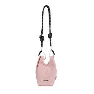 Vista dettagliata della borsa porta bottiglia in rete rosa, con tessuto e tracolla.