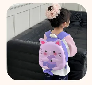Vue détaillée du joli sac à dos EVA chat dessin animé 3d porté confortablement par les enfants.