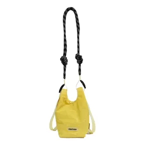 Borsa a tracolla in rete gialla per borraccia, borsa casual alla moda per donna estate.