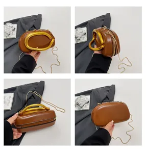Stylische braune PU-Leder Umhängetasche mit auffälligem Goldgriff und Kette für Damen.