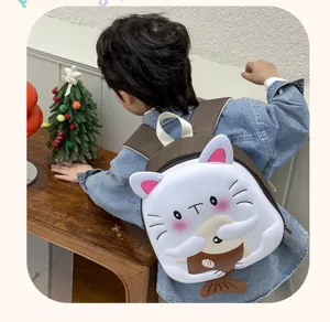 Vue de détail d'un joli sac à dos chat pour enfants en EVA souple avec un design de poisson.