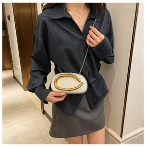 Modische PU Leder Umhängetasche Abendtasche mit auffälligem Metallgriff für Damen Sommer.