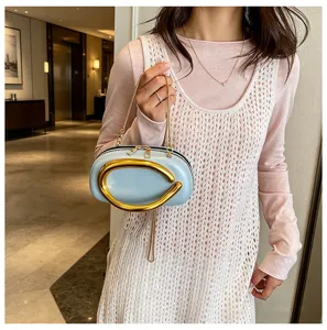 Elegante hellblaue ovale PU-Leder Schultertasche mit einem auffälligen goldenen Griff.