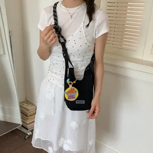 Elegante borsa a tracolla in rete nera e portabottiglie da donna per tempo libero all'aperto.