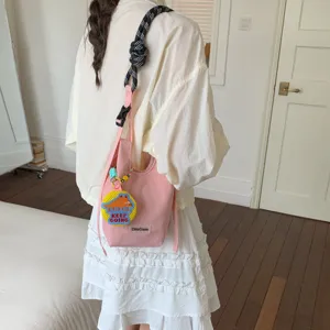 Borsa a tracolla per bottiglia d'acqua in rete rosa borsa estiva casual con ciondolo.