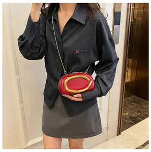 Rote PU Leder Umhängetasche mit auffälliger goldener C Schnalle für Damen Abendtasche.