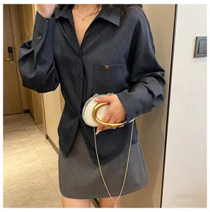 Elegante PU Leder Abendhandtasche mit Metall Ringgriff und Kette für Damen.