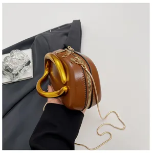 Stilvolle PU Leder Handtasche mit Metallkette, schicke Abend Umhängetasche für Damen Mode.