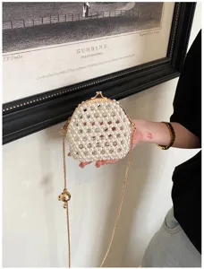 Bolso de noche con perlas hecho a mano clutch de cadena dorada detalles elegantes